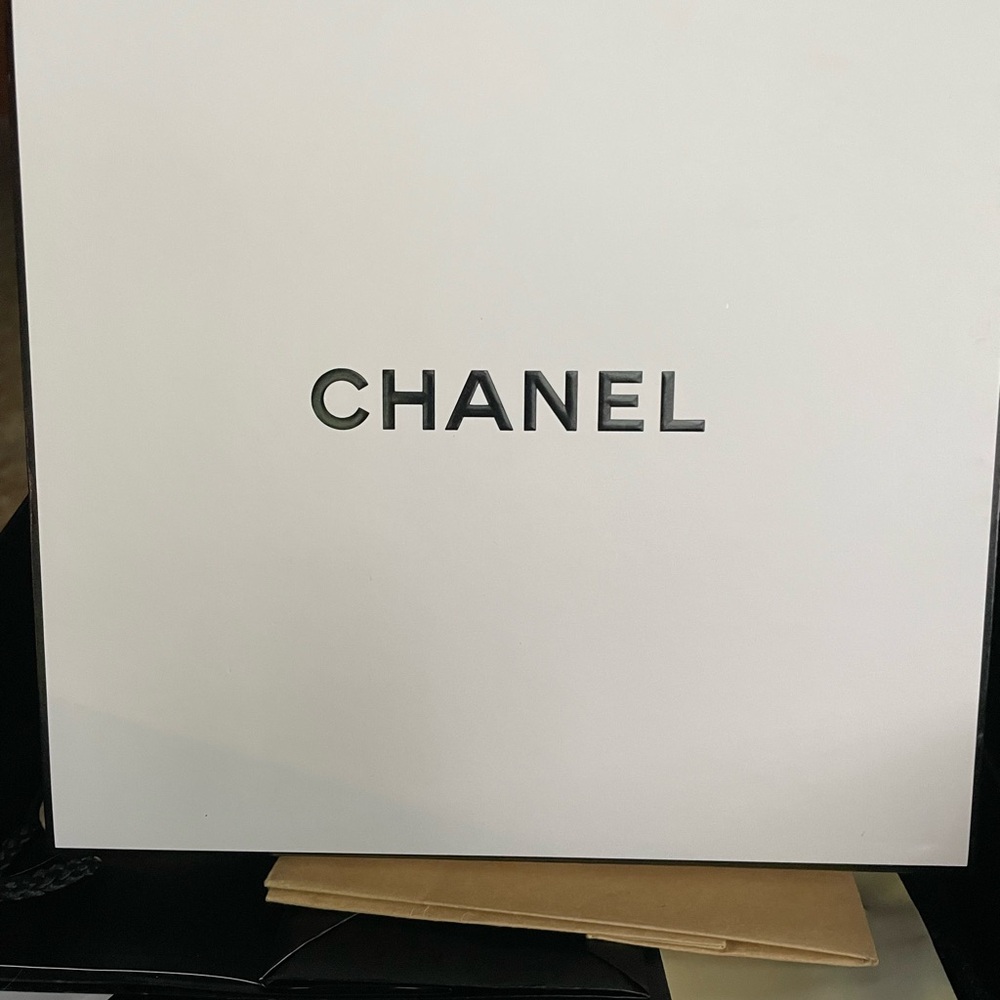 CHANEL Black and White Box nice!